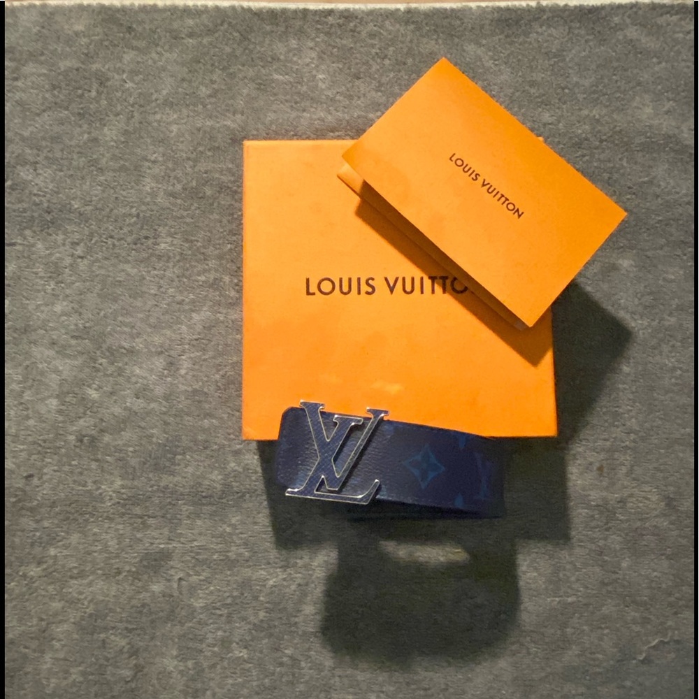 Louis Vuitton belt, navy blue, I wear 32” in waist, sold one size